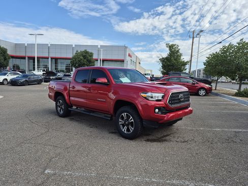 Used 2018 Toyota Tacoma TRD Sport AWD/4WD image 7