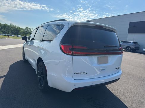 Used 2023 Chrysler Pacifica Limited w/ S Appearance Package AWD/4WD image 8
