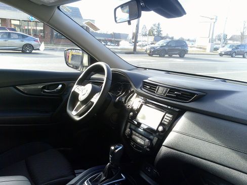 Used 2019 Nissan Rogue SV image 22