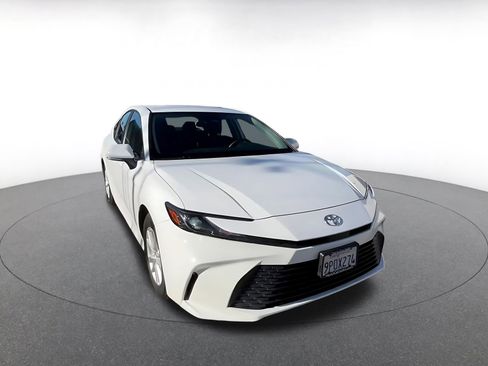 Used 2025 Toyota Camry LE image 3