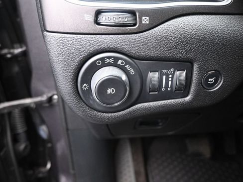 Used 2019 Jeep Cherokee Trailhawk AWD/4WD image 24