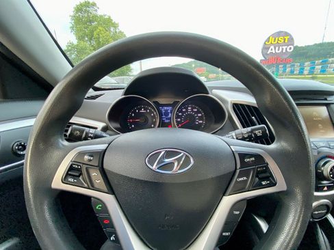 Used 2016 Hyundai Veloster FWD image 18