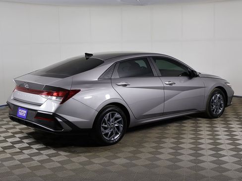 Used 2024 Hyundai Elantra SEL image 9