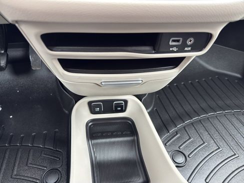 Used 2018 Chrysler Pacifica Touring-L image 19