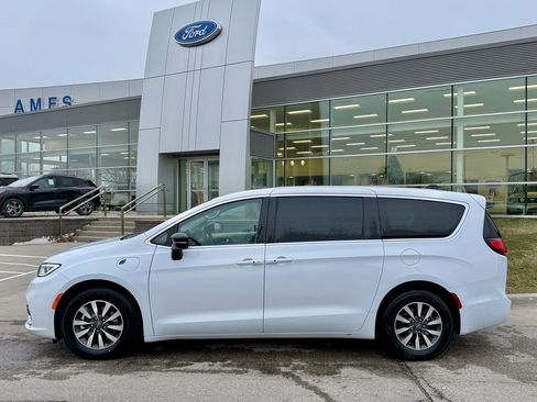 Used 2024 Chrysler Pacifica Select image 2