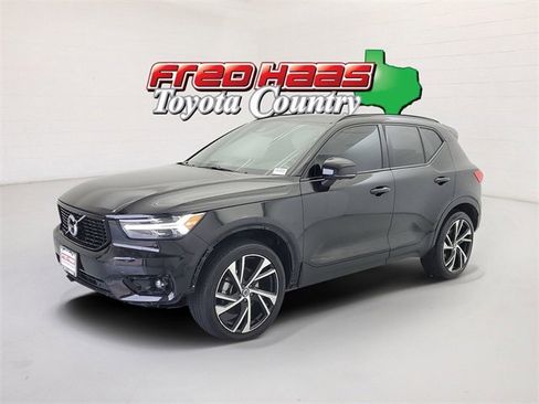 Used 2020 Volvo XC40 T4 R-Design w/ Advanced Package image 1