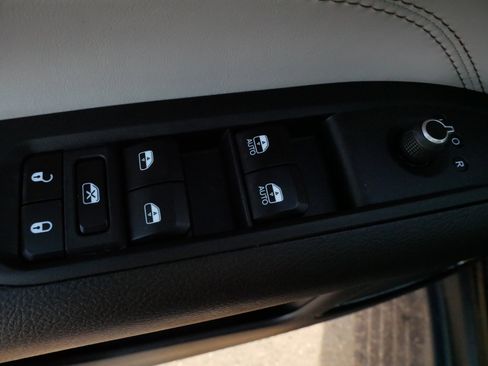 Used 2023 Jeep Compass Limited image 19