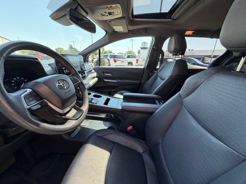 Used 2024 Toyota Sienna XSE w/ XSE Plus Package FWD image 4