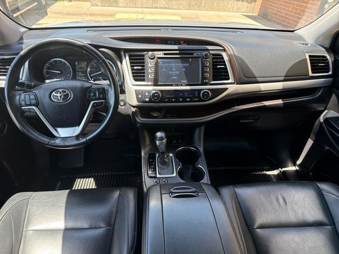 Used 2019 Toyota Highlander XLE AWD/4WD image 6
