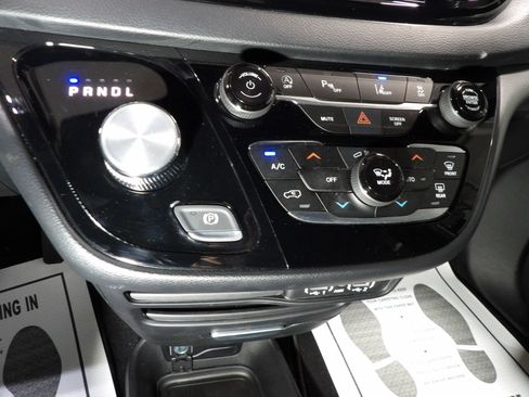 Used 2025 Chrysler Pacifica Select FWD image 19