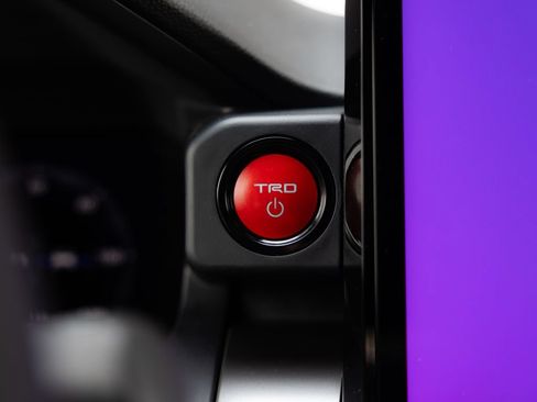 Certified 2025 Toyota Tacoma TRD Off-Road AWD/4WD image 17
