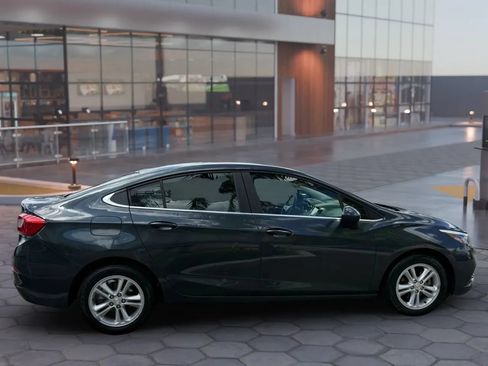 Used 2017 Chevrolet Cruze LT FWD image 7