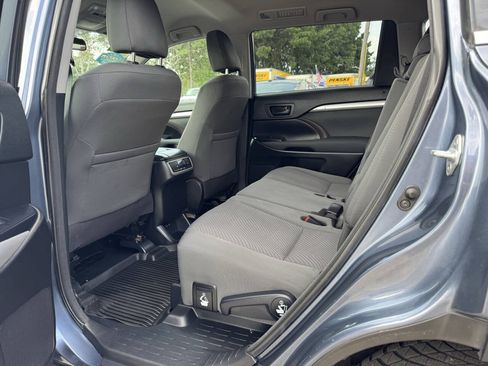 Used 2018 Toyota Highlander LE AWD/4WD image 26