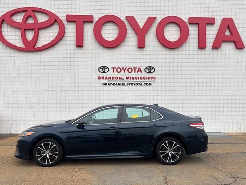 Used 2019 Toyota Camry SE image 2