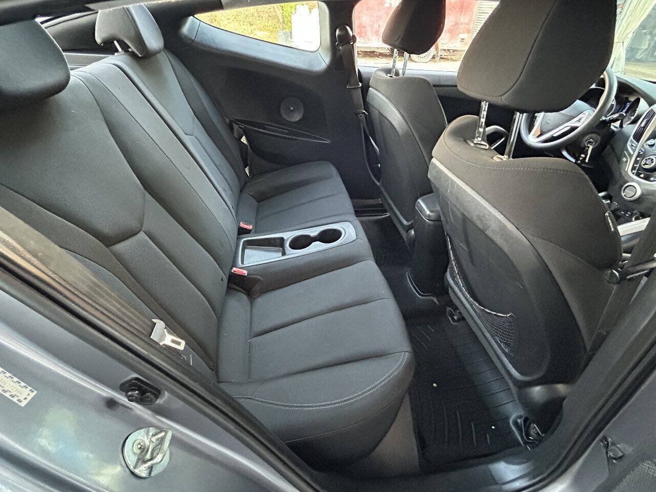Used 2016 Hyundai Veloster FWD image 25