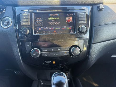 Used 2020 Nissan Rogue SV image 17