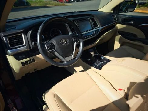 Used 2017 Toyota Highlander Limited AWD/4WD image 16