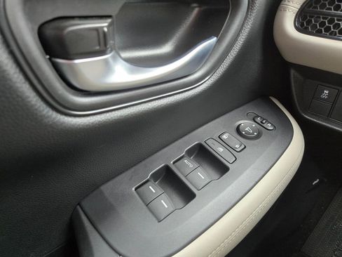 Used 2025 Honda HR-V LX image 11