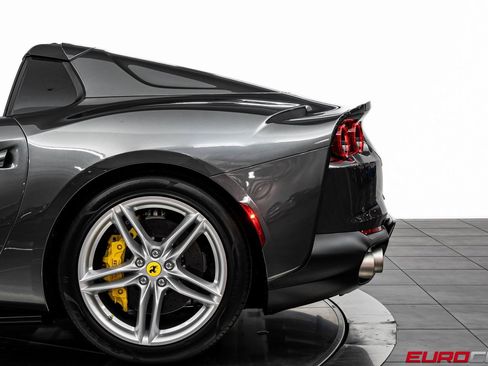 Used 2022 Ferrari 812 GTS image 18