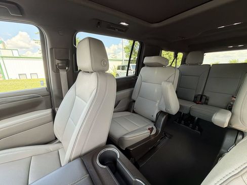 Used 2023 GMC Yukon XL SLT AWD/4WD image 12
