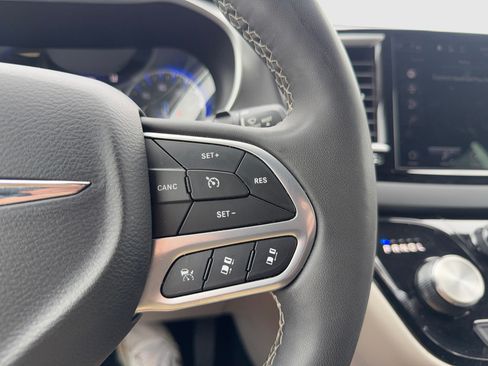 Used 2024 Chrysler Pacifica Touring-L FWD image 15