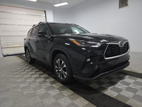 Used 2024 Toyota Highlander XLE image 2