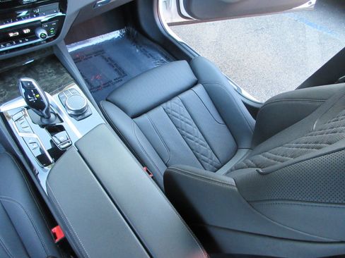 Used 2023 BMW 530e w/ M Sport Package image 20