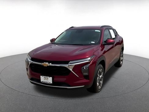 Used 2025 Chevrolet Trax LT w/ LT Convenience Package FWD image 4