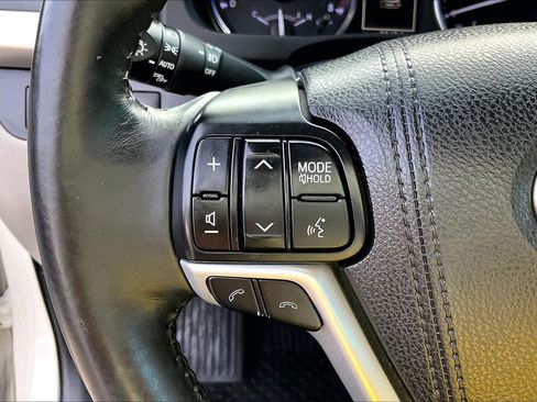 Used 2018 Toyota Highlander XLE AWD/4WD image 23