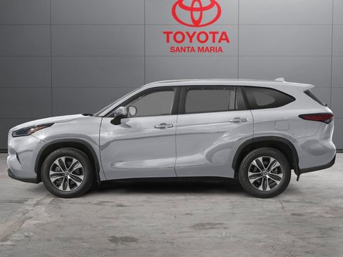 Used 2023 Toyota Highlander XLE image 3