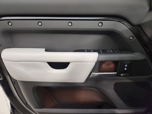 New 2026 Land Rover Defender 130 X-Dynamic SE image 23