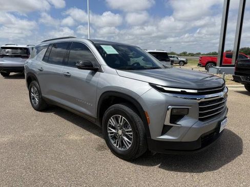 Used 2026 Chevrolet Traverse LT FWD image 11