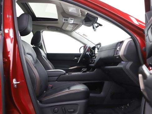 Used 2024 Nissan Pathfinder Platinum image 12