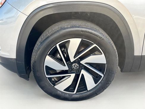 Used 2025 Volkswagen Atlas SE image 32