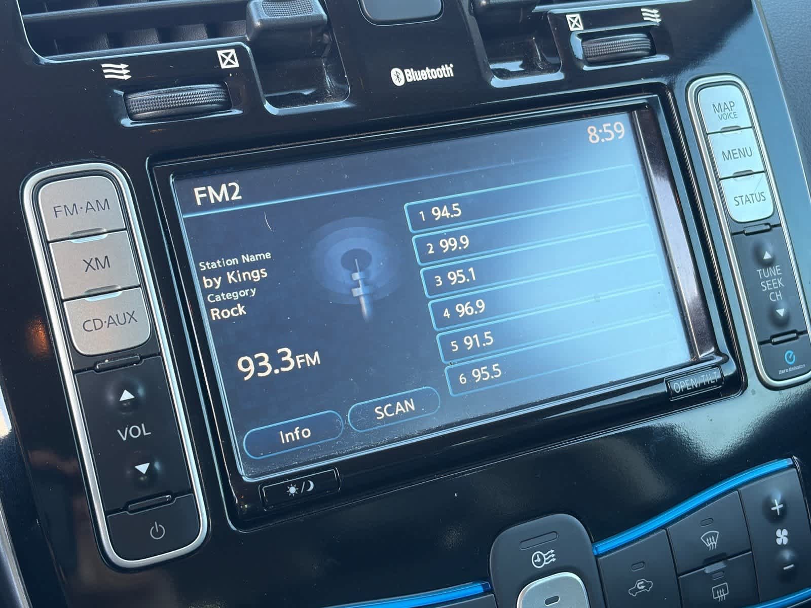 Used 2015 Nissan Leaf SL FWD image 26