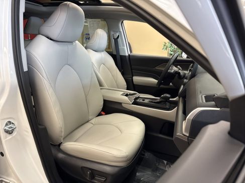 Used 2024 Toyota Grand Highlander XLE image 18