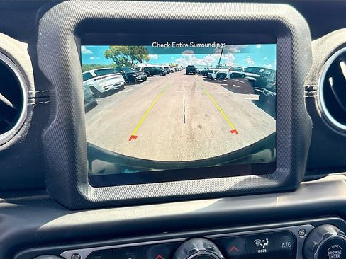 Used 2022 Jeep Wrangler Unlimited Sahara w/ Cold Weather Group AWD/4WD image 15