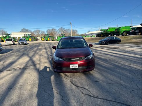 Used 2023 Chrysler Voyager LX image 1