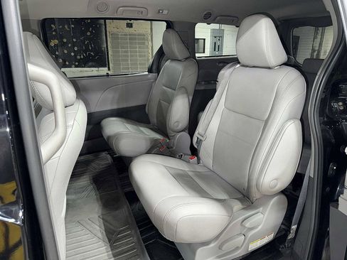 Used 2018 Toyota Sienna XLE w/ XLE Navigation Package image 17