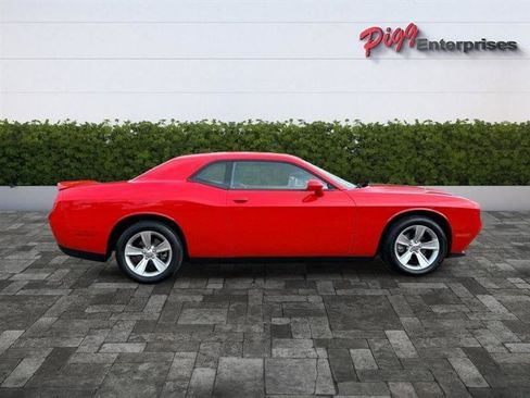 Used 2022 Dodge Challenger SXT RWD image 7