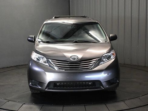 Used 2017 Toyota Sienna LE FWD image 2