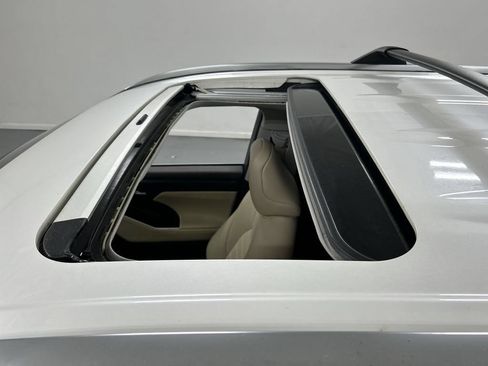 Used 2021 Toyota Highlander XLE AWD/4WD image 20