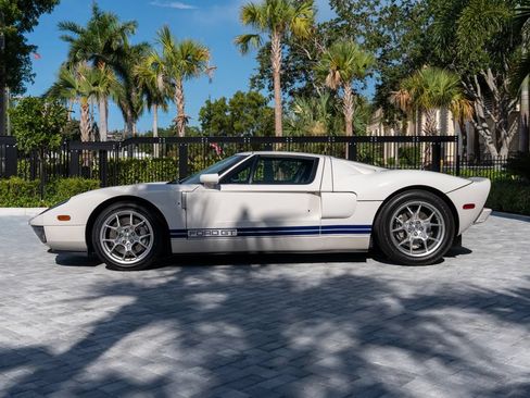 Used 2005 Ford GT RWD image 9