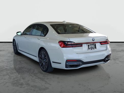 Used 2022 BMW 740i w/ M Sport Package RWD image 3
