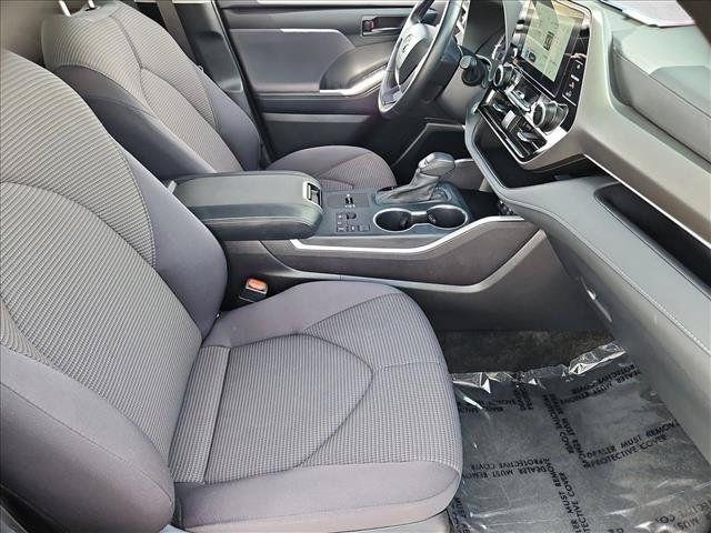 Used 2025 Toyota Highlander LE FWD image 26