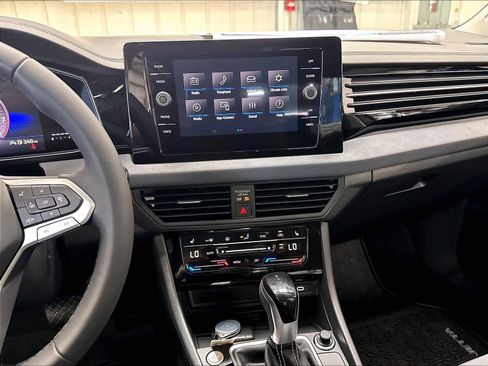 New 2027 Volkswagen Jetta SE FWD image 6
