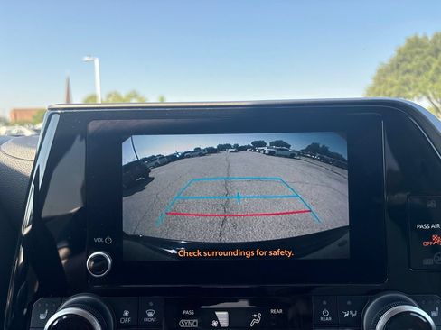 Used 2023 Toyota Highlander XLE FWD image 10
