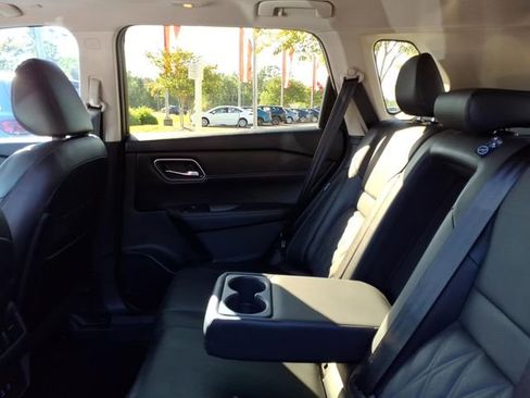 Used 2025 Nissan Rogue Platinum FWD image 7