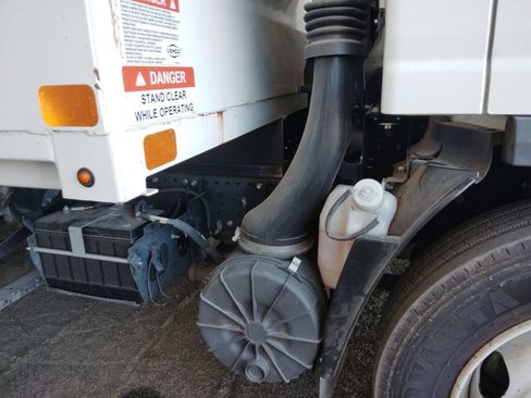 Used 2020 Isuzu NPR RWD image 14