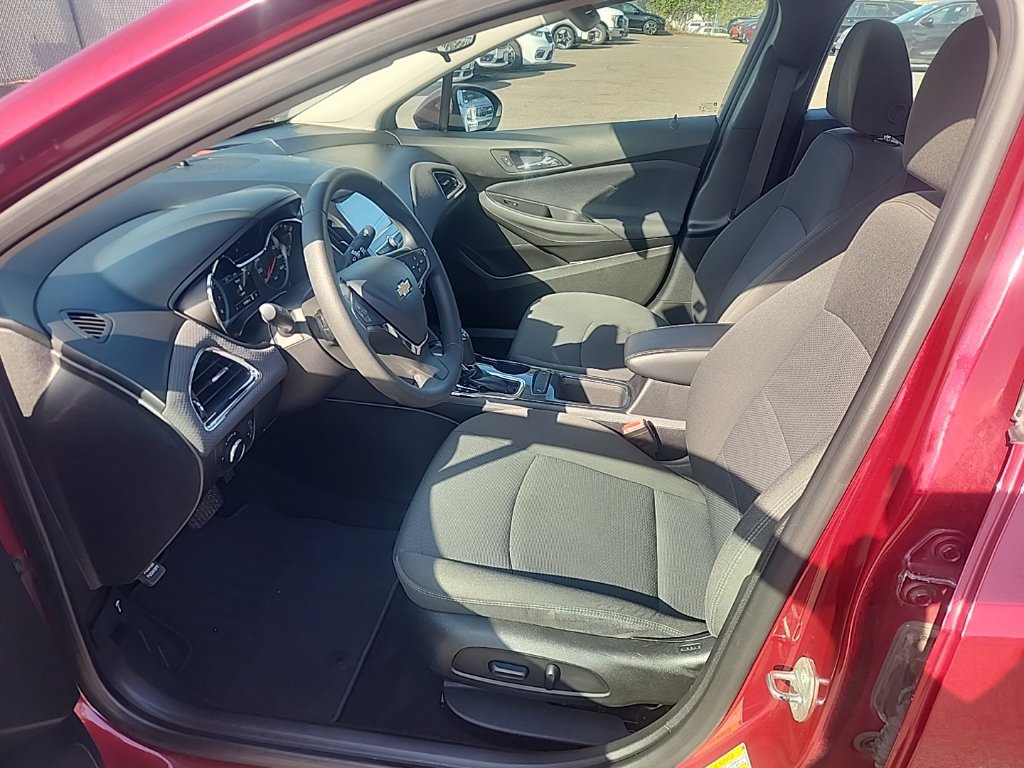 Used 2018 Chevrolet Cruze LT w/ Convenience Package FWD image 18